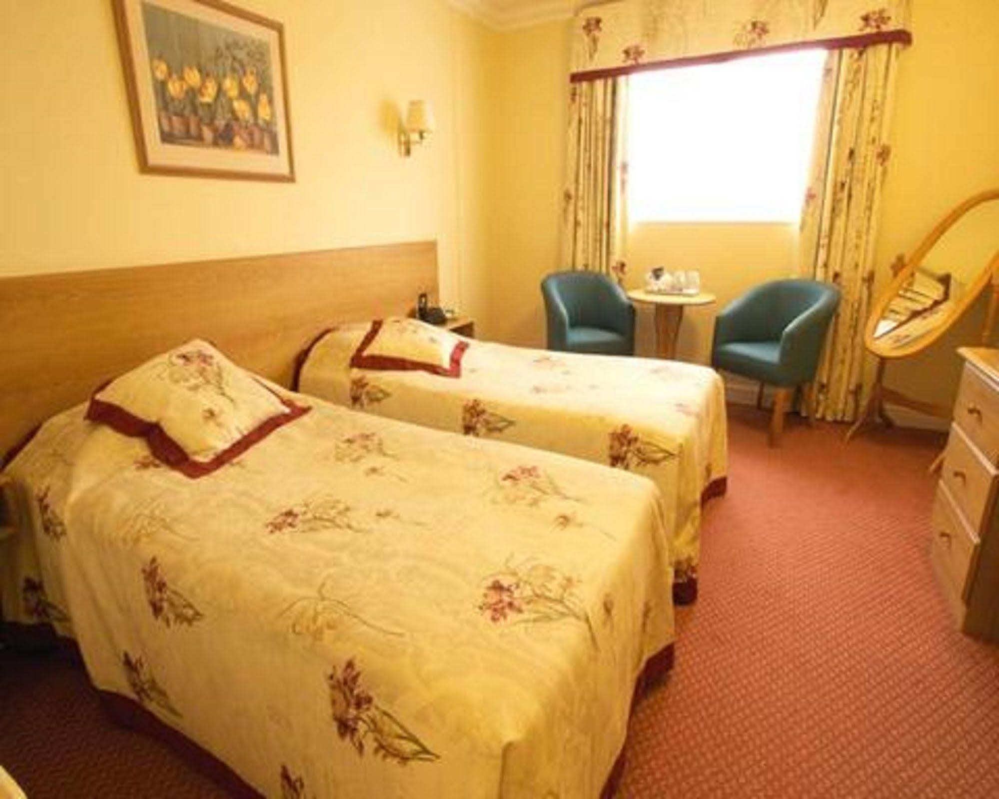 Holt Lodge Hotel Wrexham Room photo
